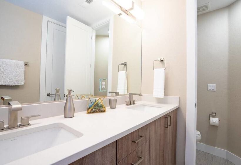 Mid Mod Manor A Sophisticated Townhouse Golden Triangle