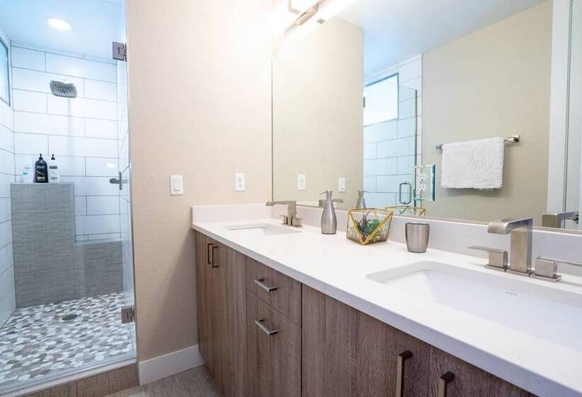 Mid Mod Manor A Sophisticated Townhouse Golden Triangle