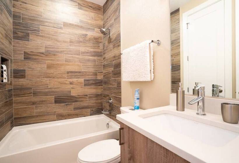 Mid Mod Manor A Sophisticated Townhouse Golden Triangle