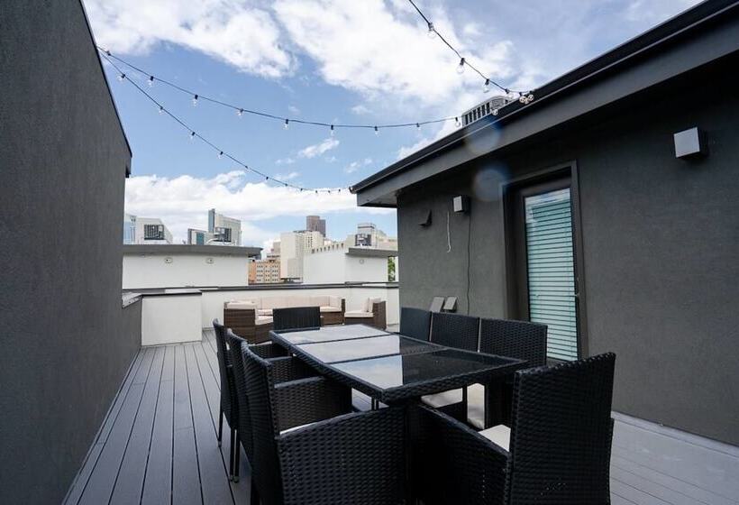 Mid Mod Manor A Sophisticated Townhouse Golden Triangle