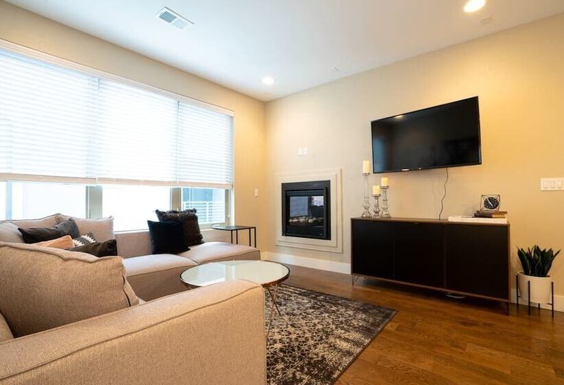 Mid Mod Manor A Sophisticated Townhouse Golden Triangle