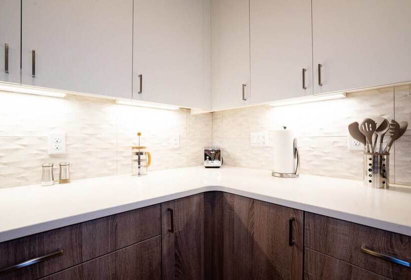 Mid Mod Manor A Sophisticated Townhouse Golden Triangle