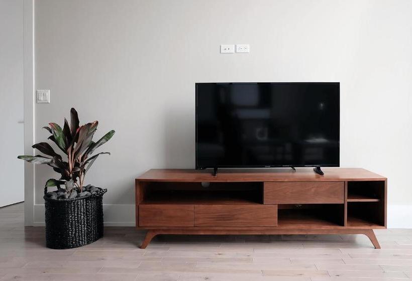 Sonder At 943 Crosby