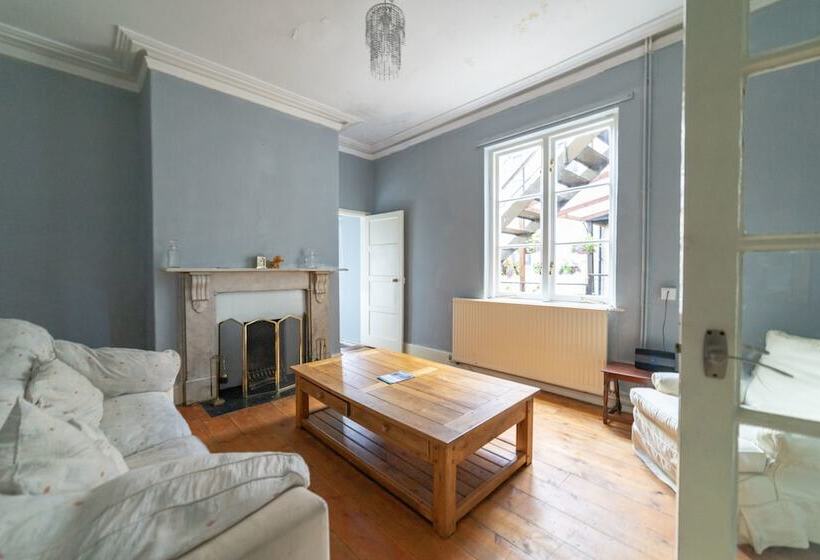 Stag And Hen Friendly House