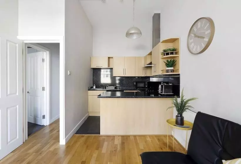 Gorgeous 2 Bedroom Apt By The Beach And Town