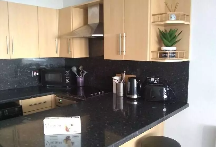 Gorgeous 2 Bedroom Apt By The Beach And Town