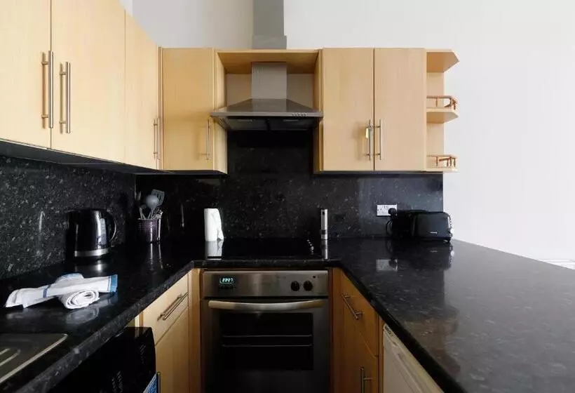 Gorgeous 2 Bedroom Apt By The Beach And Town