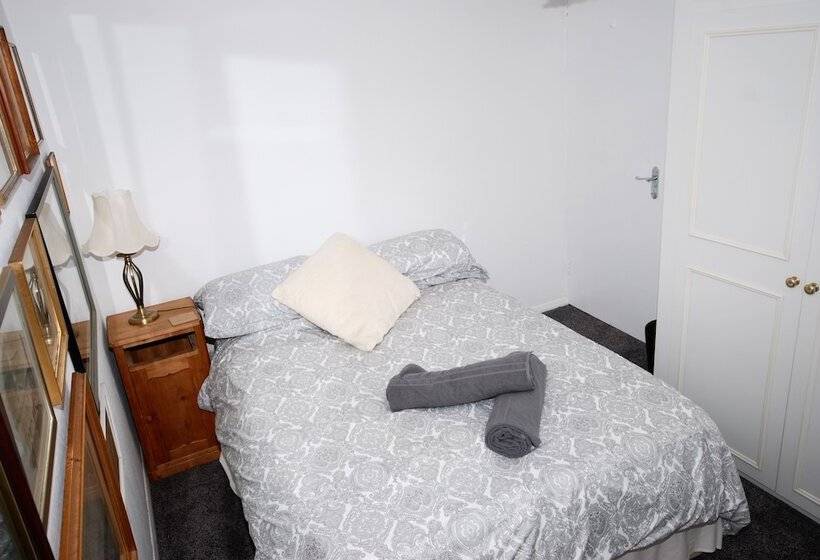 Stylish Central House Next To Castle