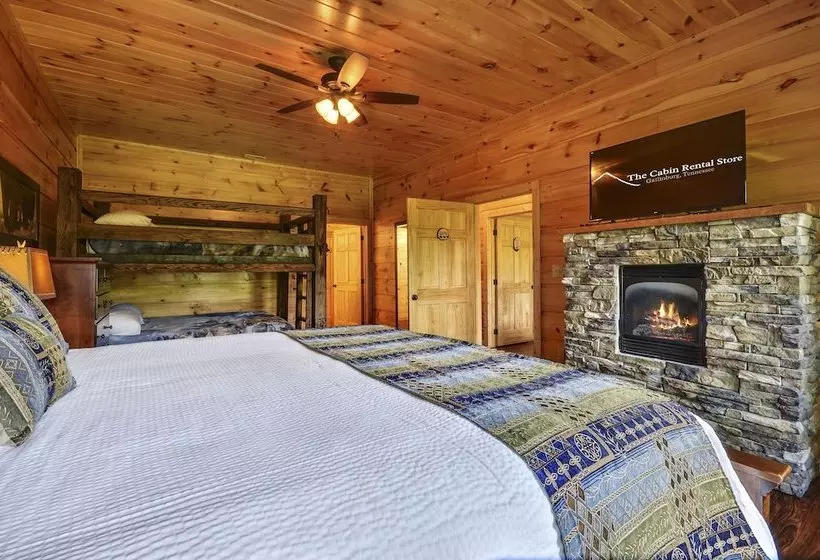 Sycamore Mansion  Fourteenbedroom Cabin