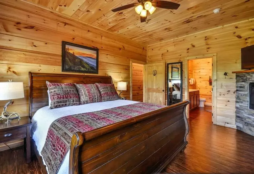 Sycamore Mansion  Fourteenbedroom Cabin