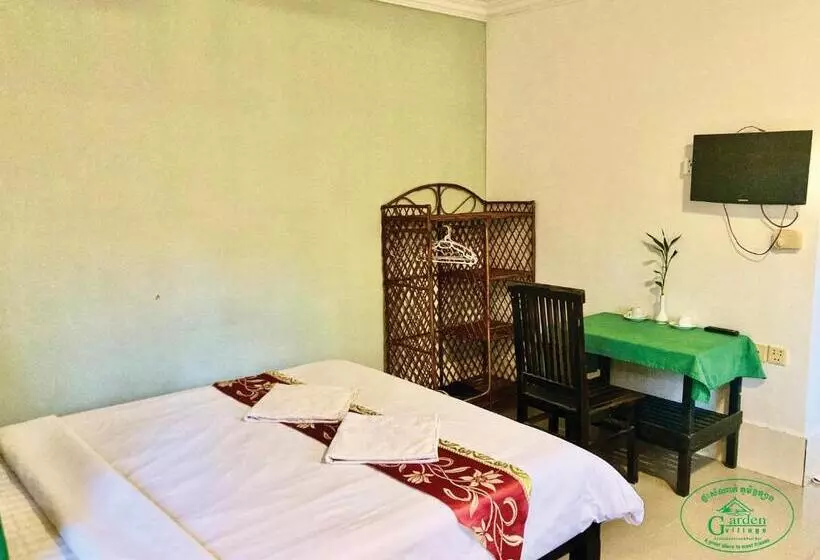 هتل Garden Village Guesthouse & Pool Bar