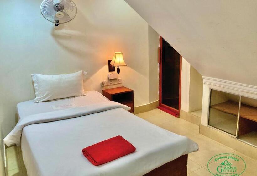 هتل Garden Village Guesthouse & Pool Bar