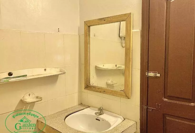 هتل Garden Village Guesthouse & Pool Bar