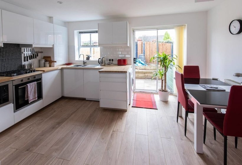 Sleek & Stylish 2bd Home W/ Office/studio