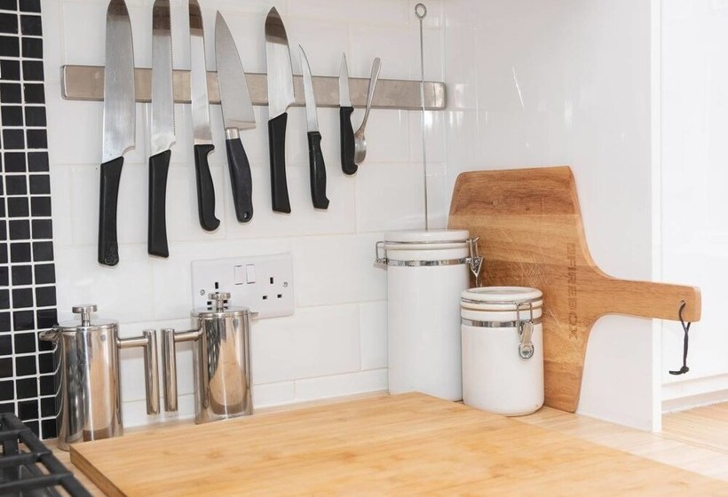 Sleek & Stylish 2bd Home W/ Office/studio