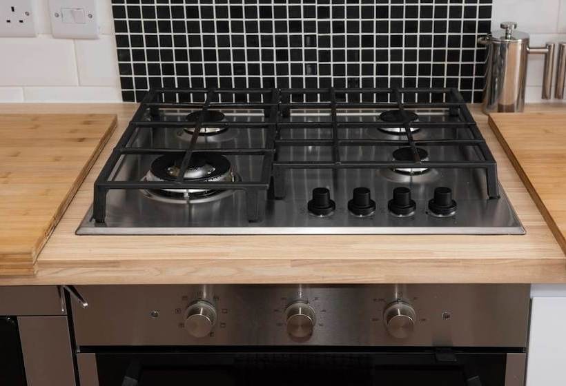 Sleek & Stylish 2bd Home W/ Office/studio