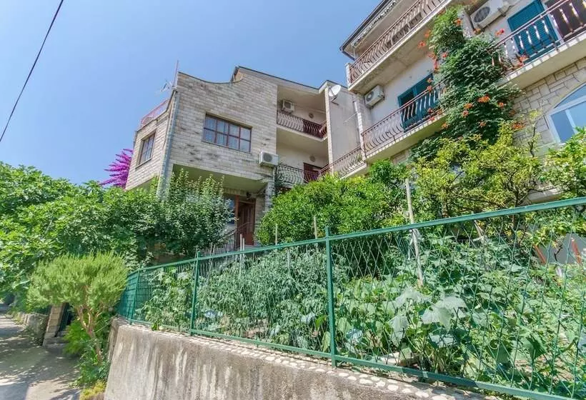 Apartment And Rooms Ivan