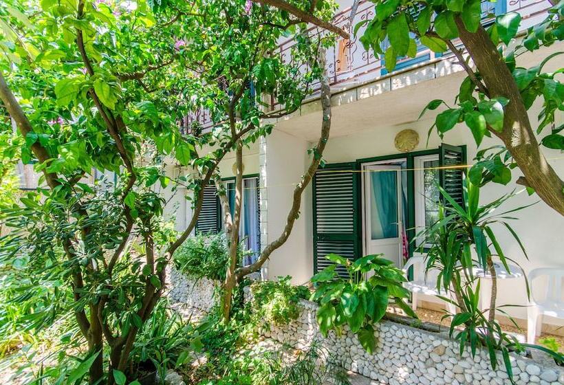 Apartment And Rooms Ivan