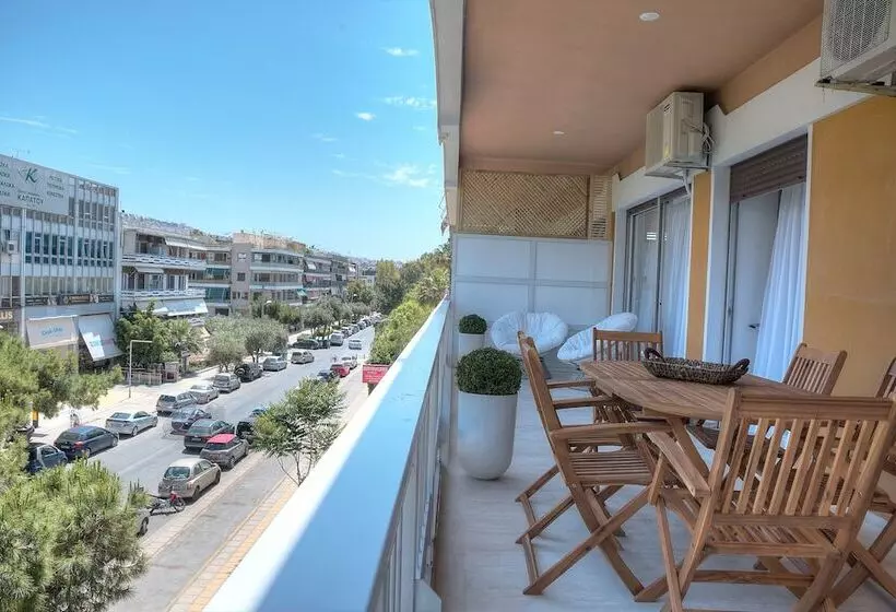 L  Apartment Blanc Dans Le Centre De Glyfada