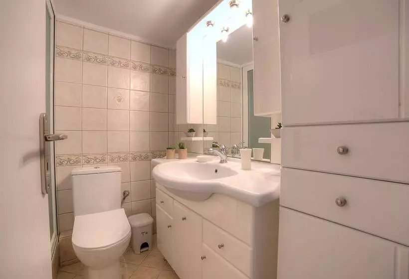 L  Apartment Blanc Dans Le Centre De Glyfada