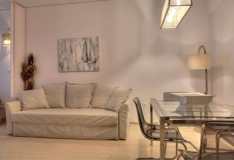 L  Apartment Blanc Dans Le Centre De Glyfada