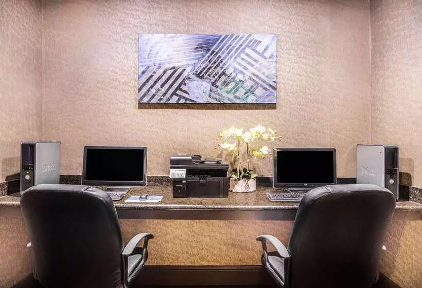 Отель Baymont By Wyndham Dallas/ Love Field