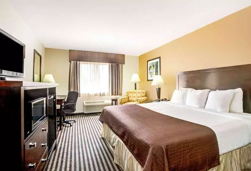 Отель Baymont By Wyndham Dallas/ Love Field