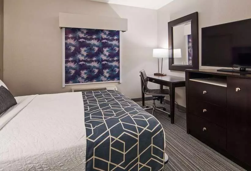 Отель Best Western Plus Wilkes Barrescranton Airport