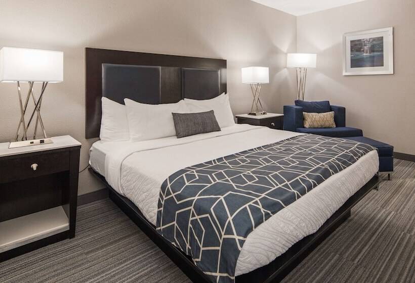 Отель Best Western Plus Wilkes Barrescranton Airport