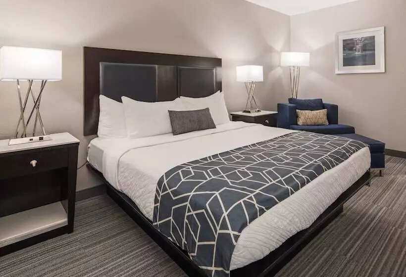 Отель Best Western Plus Wilkes Barrescranton Airport