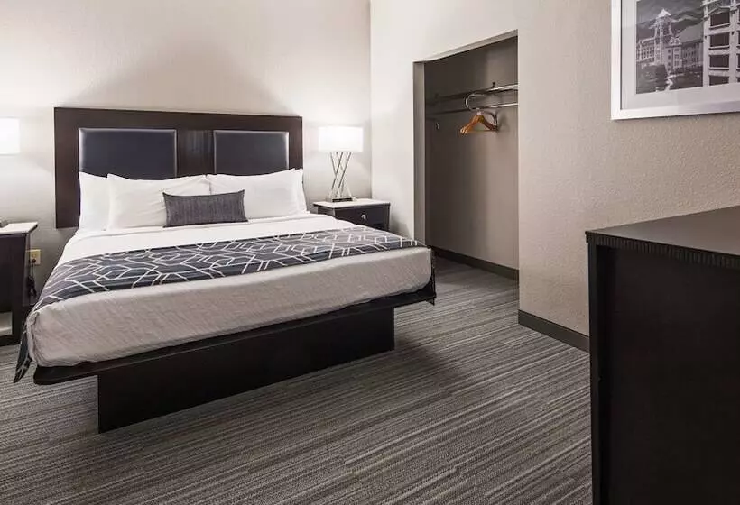 Отель Best Western Plus Wilkes Barrescranton Airport