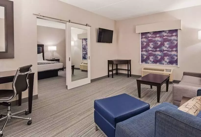 Отель Best Western Plus Wilkes Barrescranton Airport