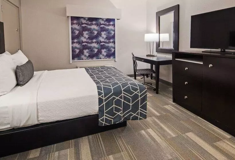 Отель Best Western Plus Wilkes Barrescranton Airport