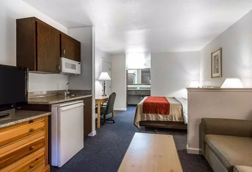 Отель Comfort Inn & Suites Sequoia Kings Canyon