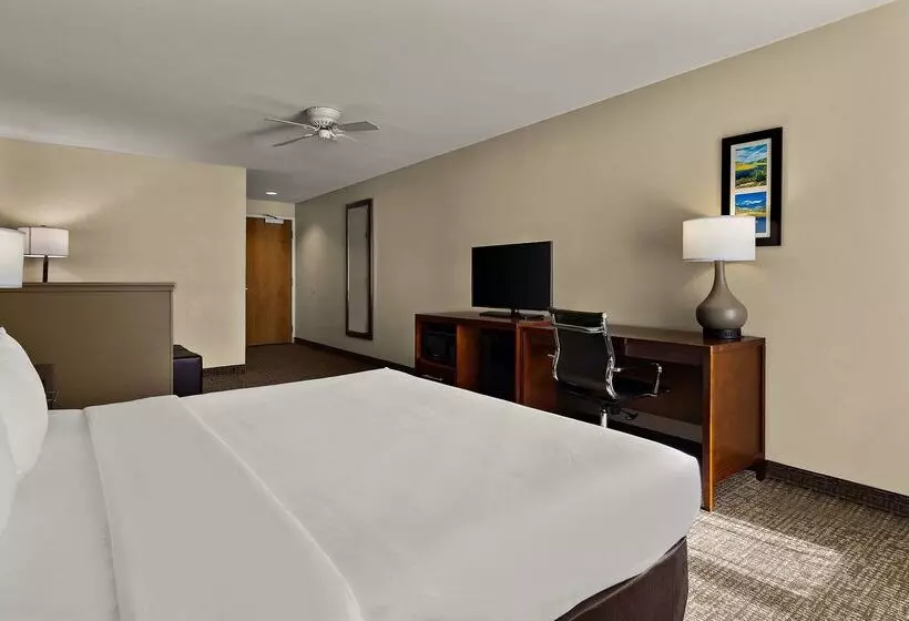 Отель Comfort Inn & Suites Sequoia Kings Canyon