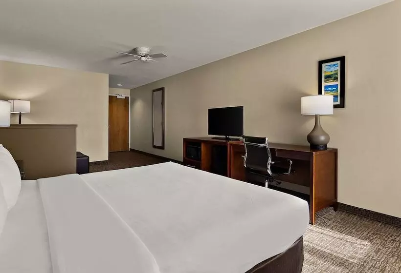 Отель Comfort Inn & Suites Sequoia Kings Canyon