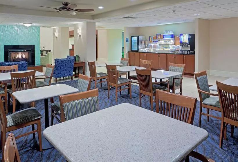 Отель Holiday Inn Express Seaford Route 13