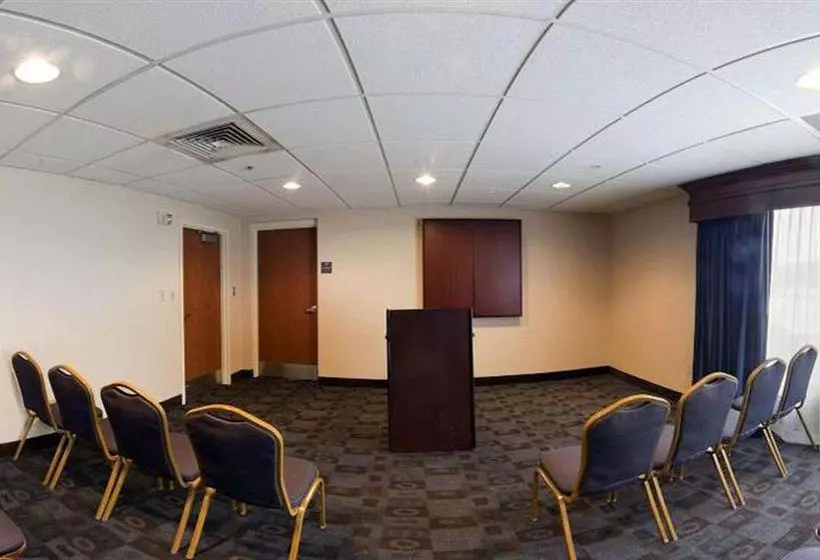 Отель Holiday Inn Express Seaford Route 13