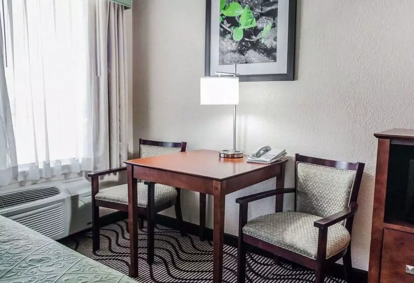 ホテル Quality Inn & Suites Altoona   Des Moines