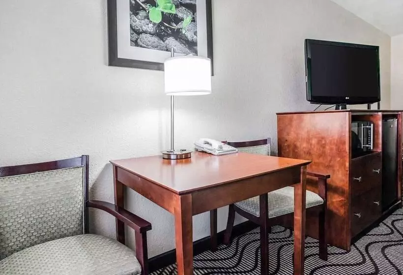 ホテル Quality Inn & Suites Altoona   Des Moines