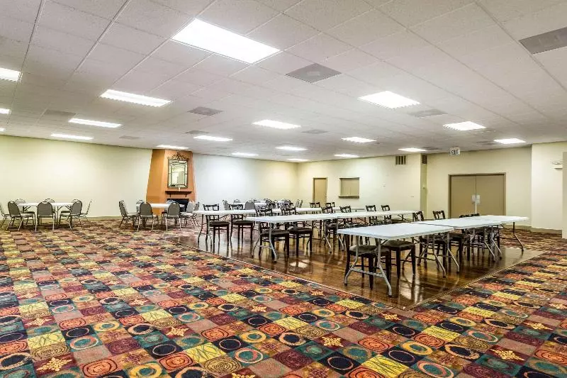 فندق Quality Inn & Conference Center