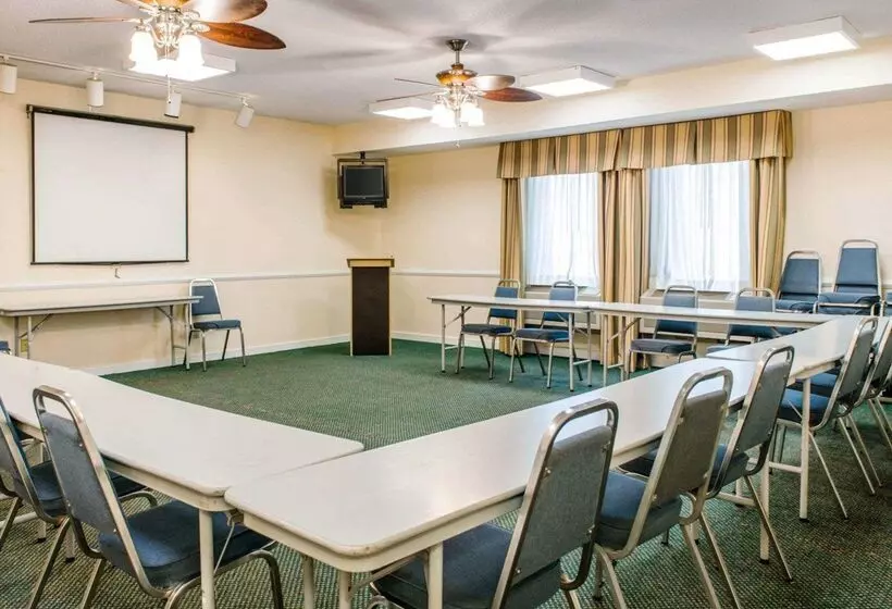 فندق Quality Inn & Suites Near Amish Country