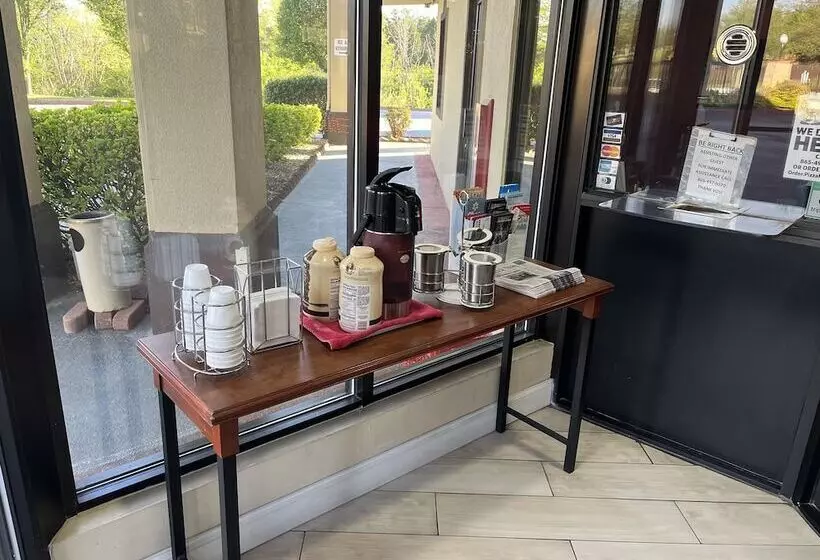 בית מלון כפרי Red Roof Inn & Suites Clinton, Tn