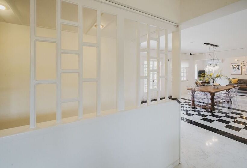 Mid Century Modern Villa Vintage Charm