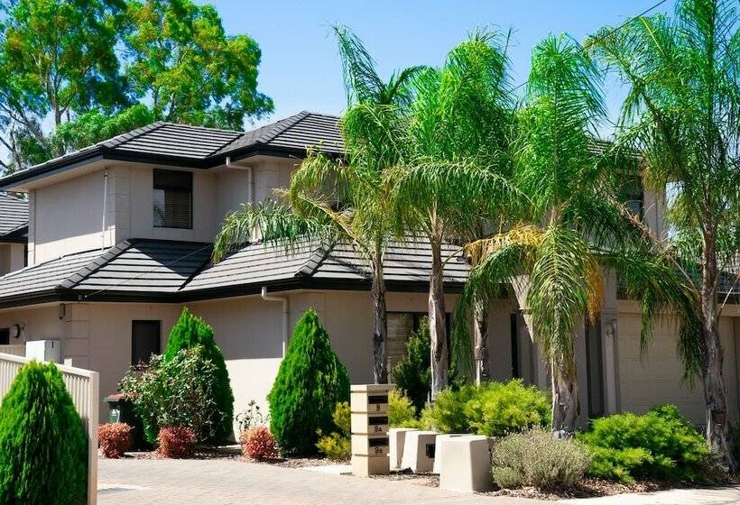 پانسیون European Style House In The Garden Of Eden