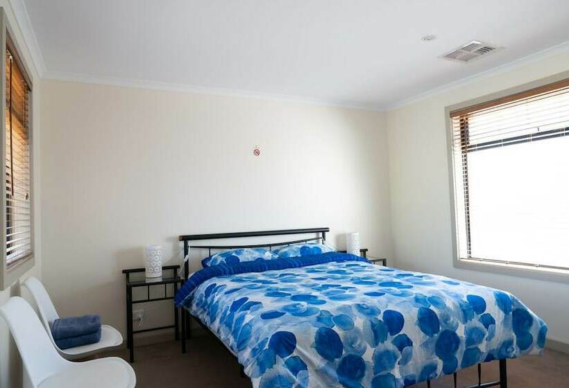 پانسیون European Style House In The Garden Of Eden