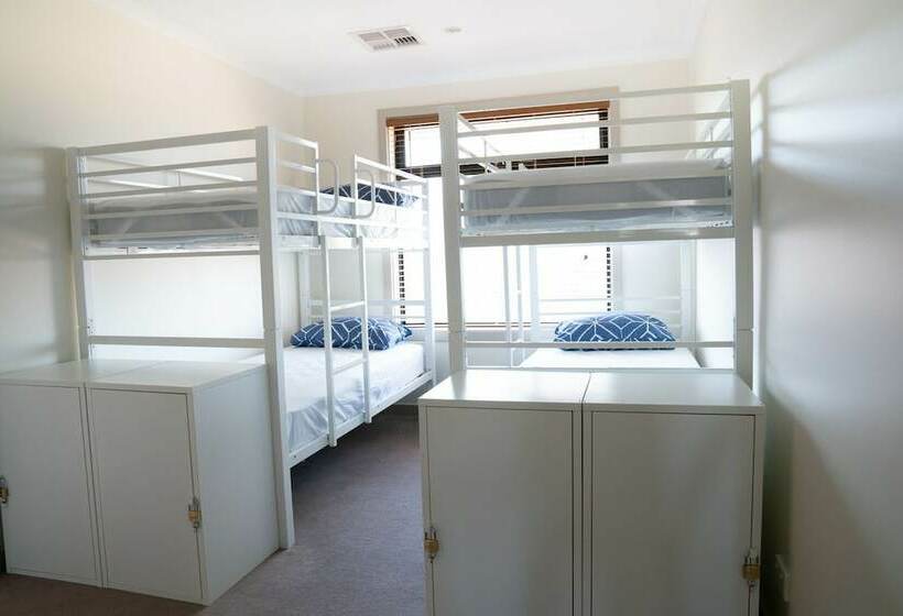 پانسیون European Style House In The Garden Of Eden