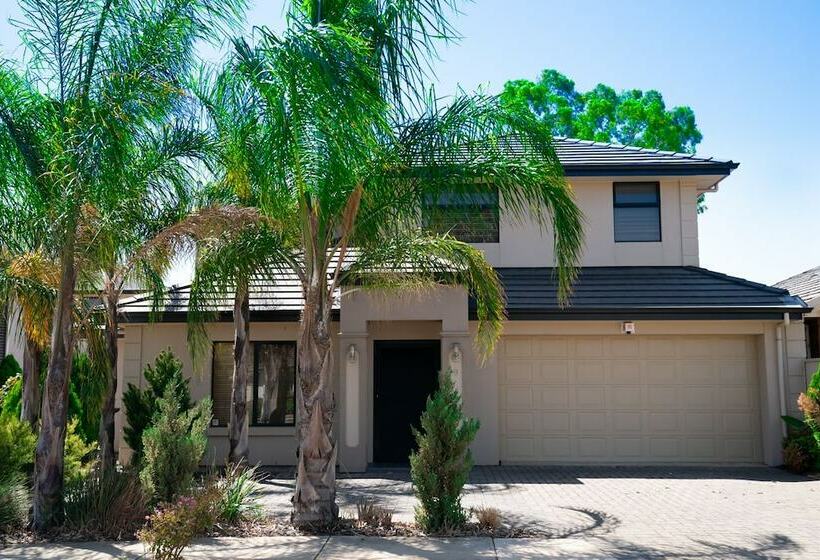 پانسیون European Style House In The Garden Of Eden