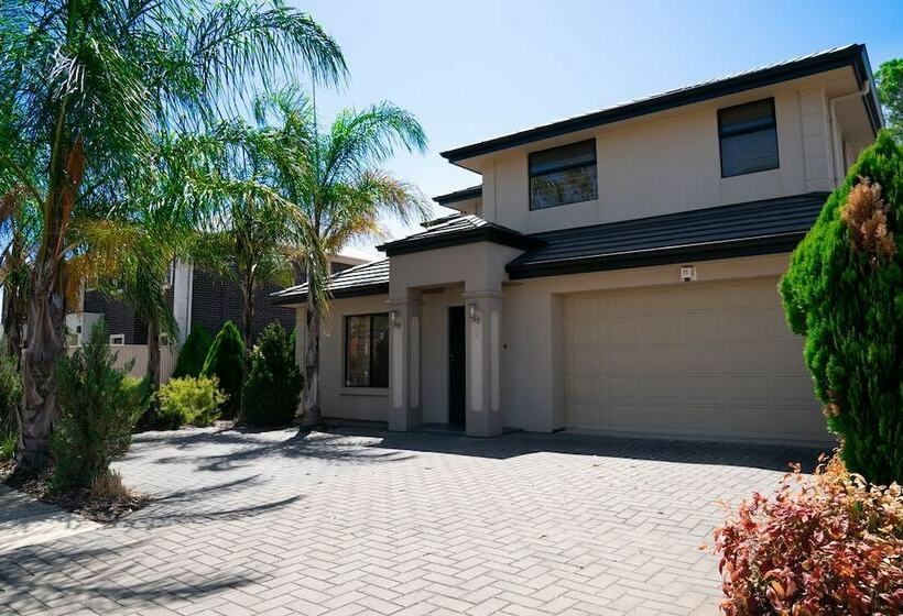 پانسیون European Style House In The Garden Of Eden