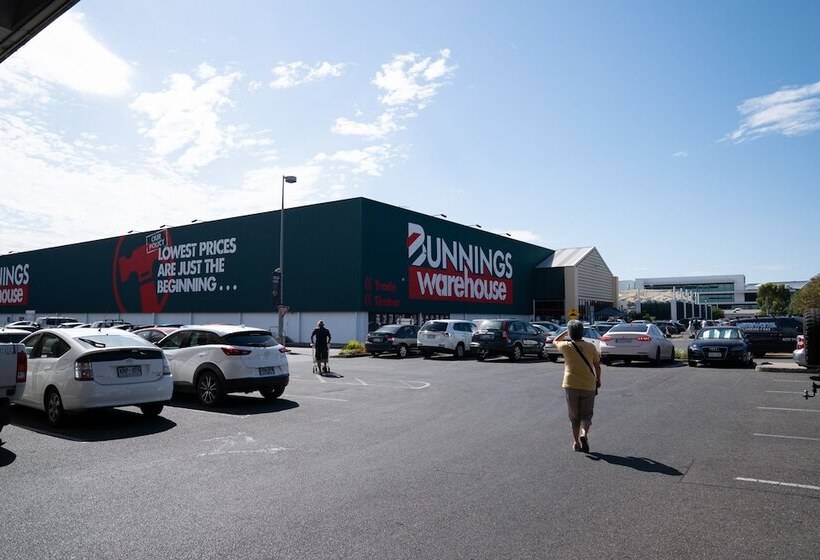 پانسیون European Style House In The Garden Of Eden